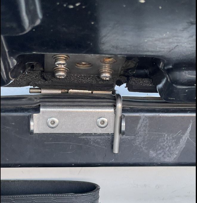 Mitsubishi ML MN Triton 25mm Female Hinge & Pins & Seal Kit-D for EGR Ute Lid with Shiny Black Plastic Underneath