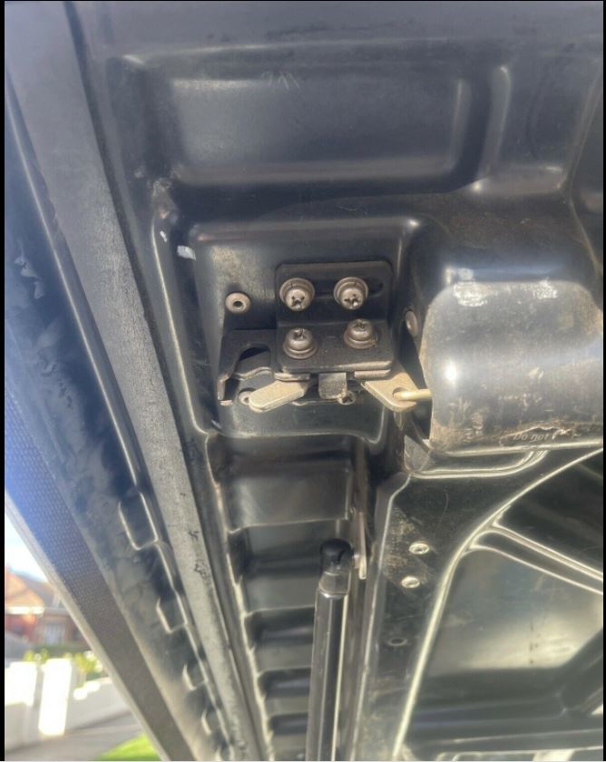 Nissan NP300 & D23 Navara Ute Lid Rear Lock Catch Mechanism fits EGR Lids with Shiny Plastic Underneath Lid