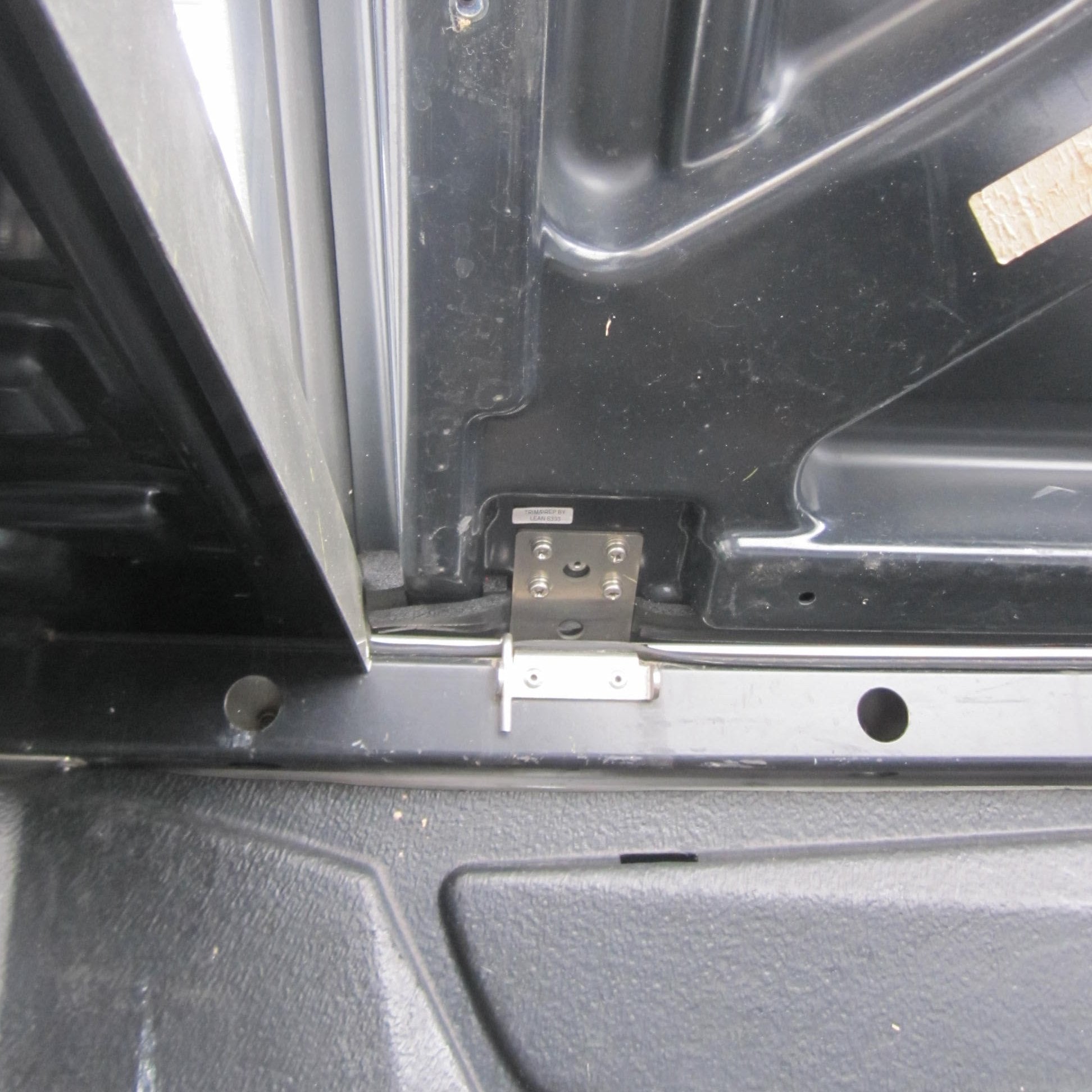 D-Max Isuzu 2003-2011 25mm Female Hinge & Bolts Kit-B for EGR Ute Lid with Shiny Black Plastic Underneath