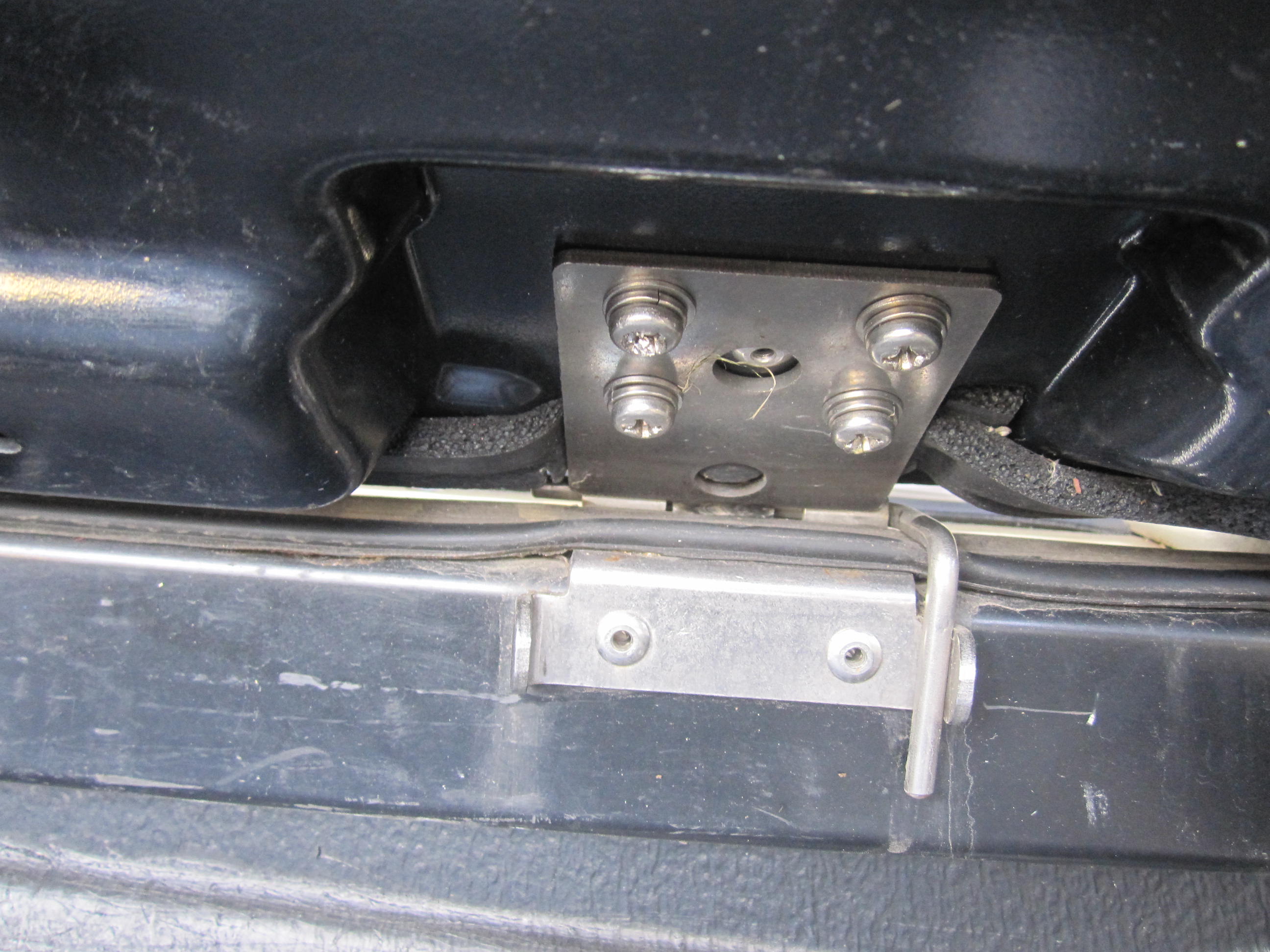D-Max Isuzu 2003-2011 25mm Female Hinge & Pins Kit-C for EGR Ute Lid with Shiny Black Plastic Underneath