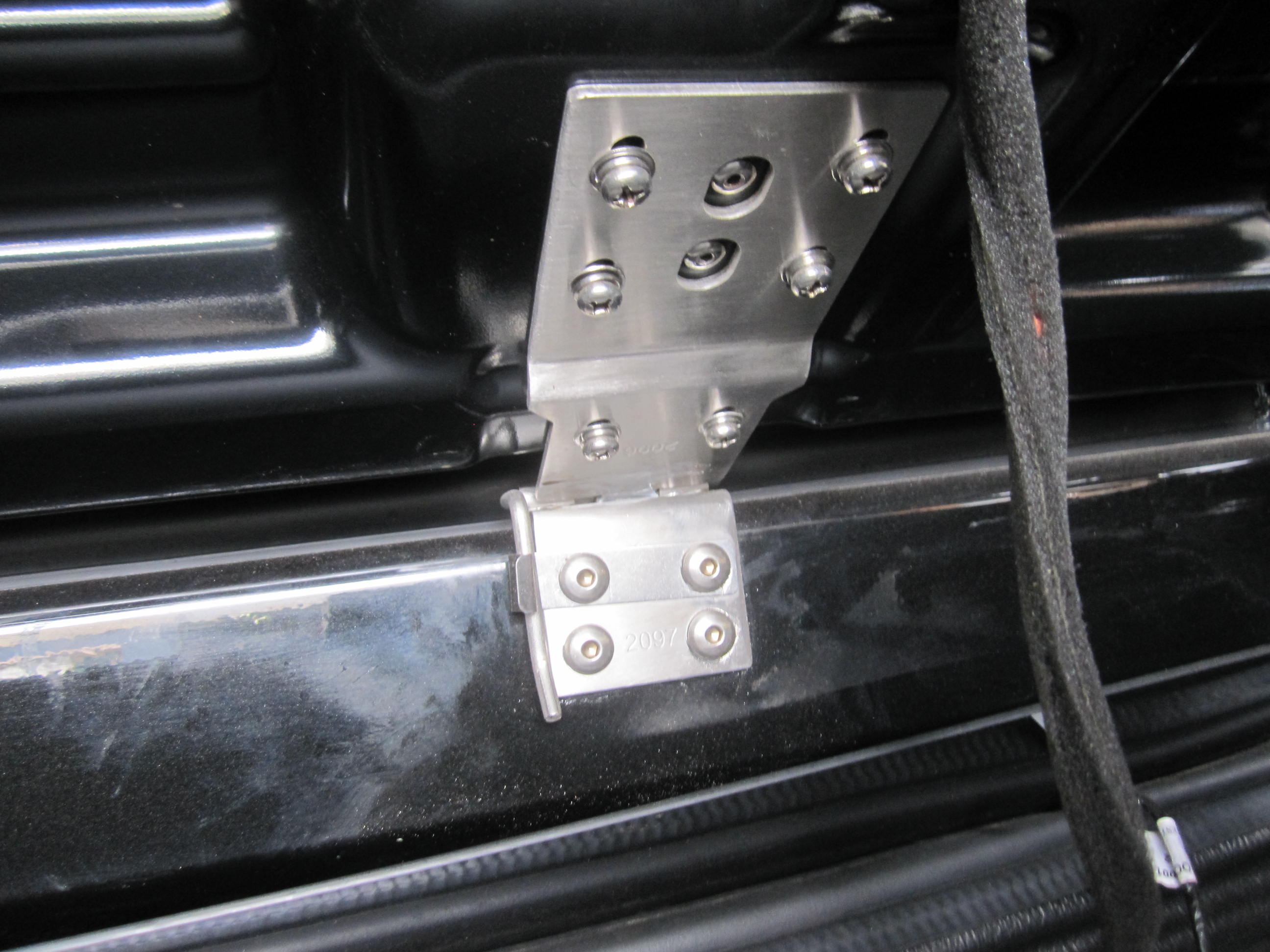 VU VY VZ Commodore 25mm Female Hinge & Pins Fitment on Ute for EGR Ute Lid with Shiny Black Plastic Underneath Kit-C