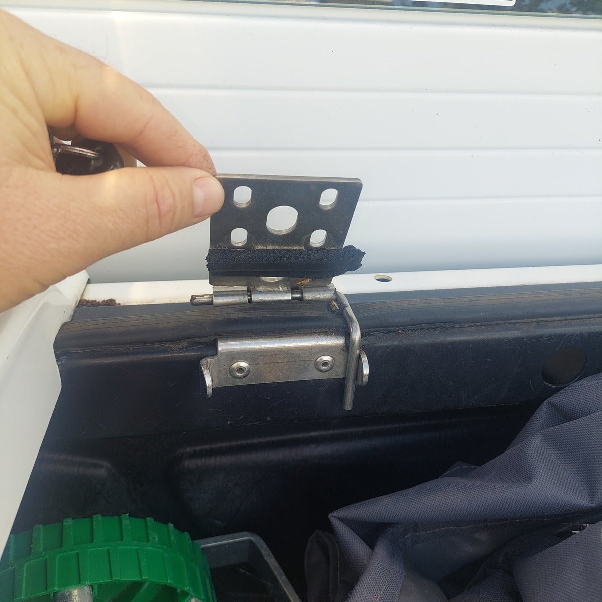D-Max Isuzu 2003-2011 25mm Female Hinge & Pins Kit-C for EGR Ute Lid with Shiny Black Plastic Underneath