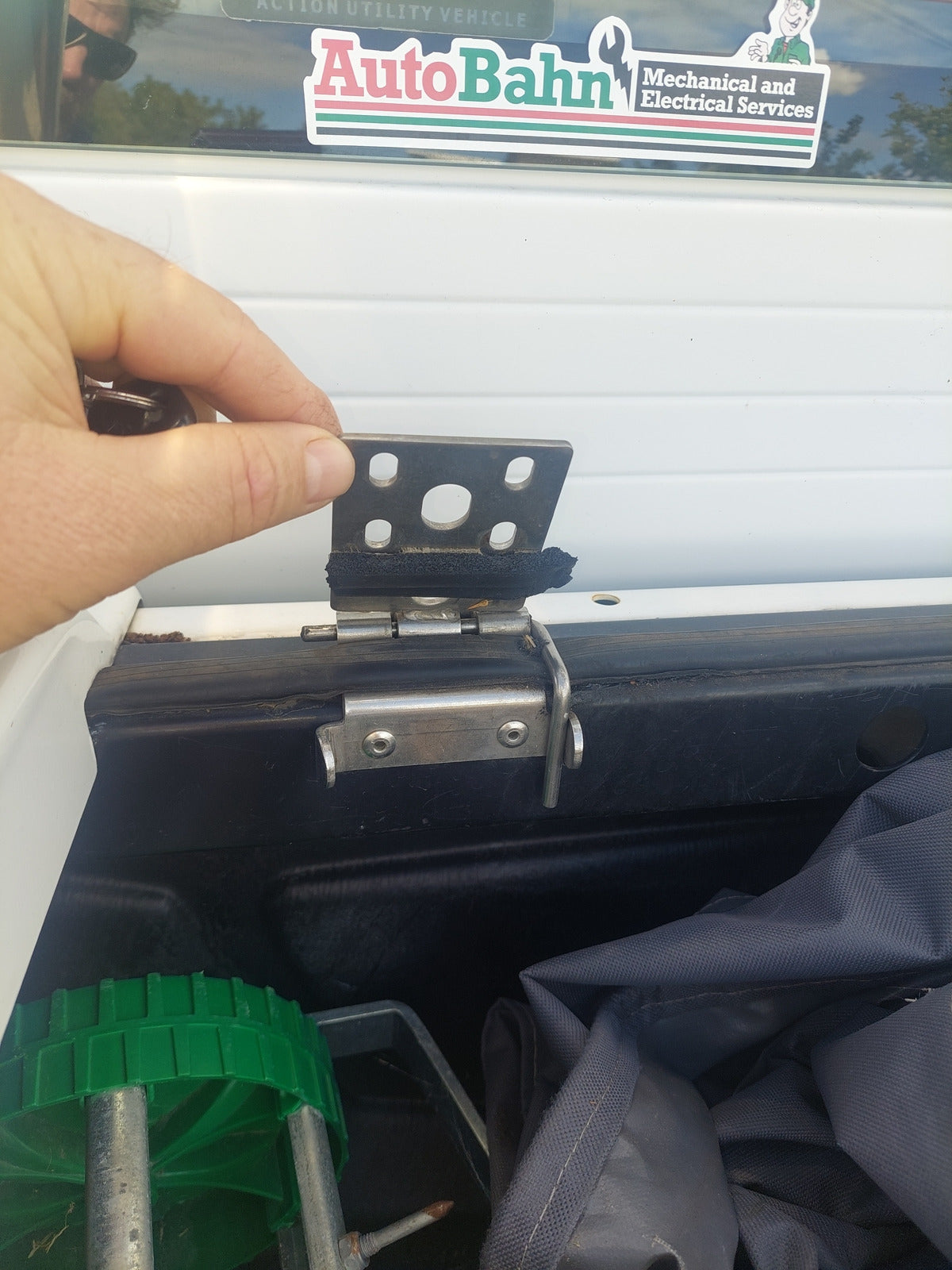 Mitsubishi ML MN Triton 25mm Female Hinge & Pins & Seal Kit-D for EGR Ute Lid with Shiny Black Plastic Underneath